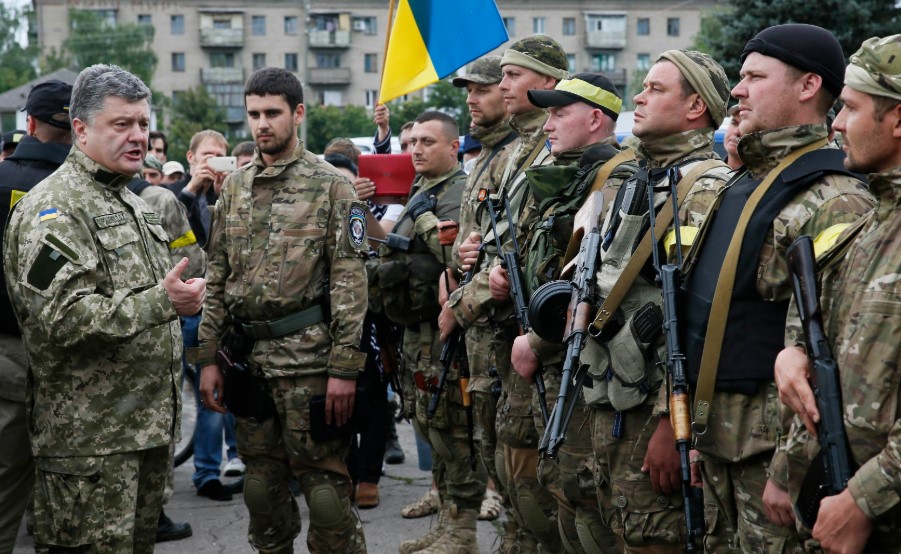 Порошенко: в волонтерском движении участвовали 80% украинцев