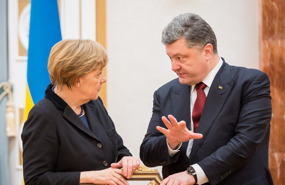 Порошенко: Меркель обсудила с Путиным освобождение заложников
