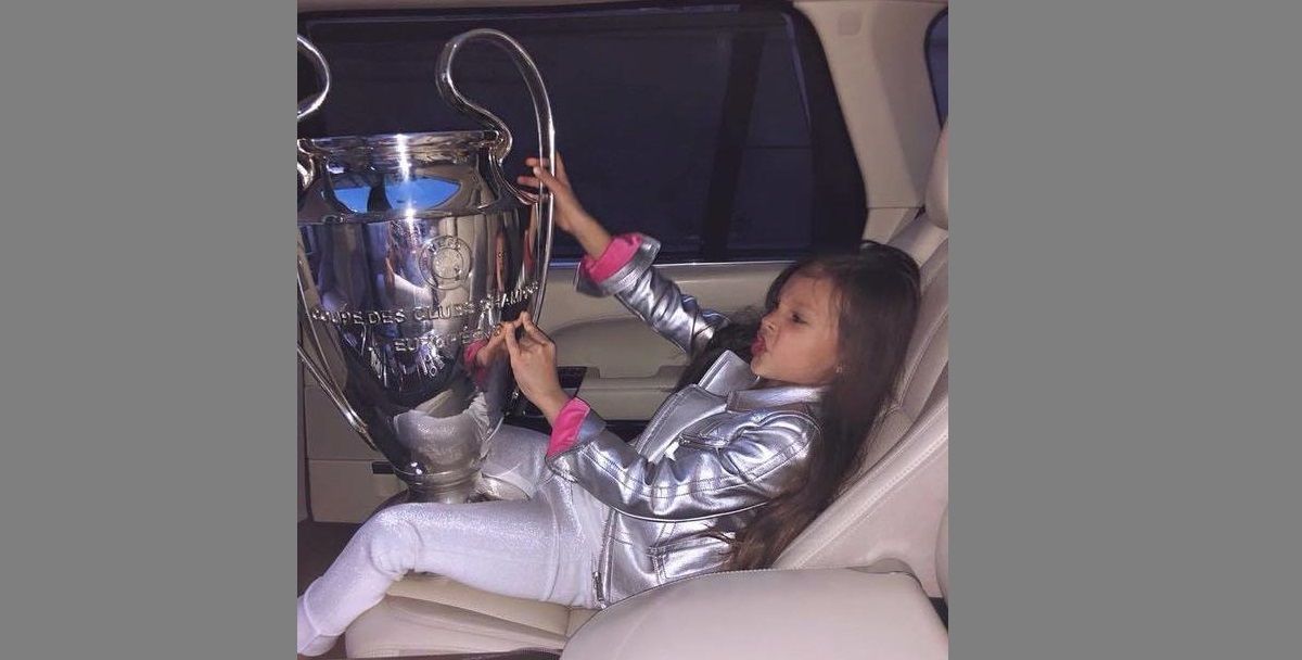 УЕФА прокомментировал фото кубка Лиги Чемпионов с девочкой в машине