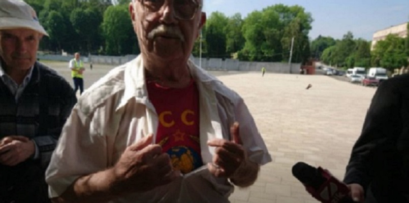 Во Львове пенсионера задержали за футболку СССР