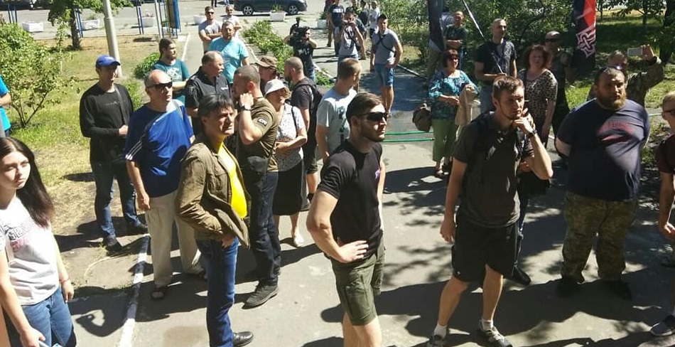Националисты пикетируют Деснянское управление полиции Киева