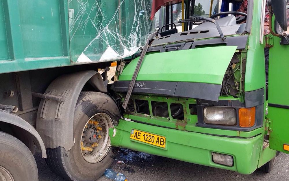 На Днепропетровщине столкнулись автобус с грузовиком: более 20 пострадавших