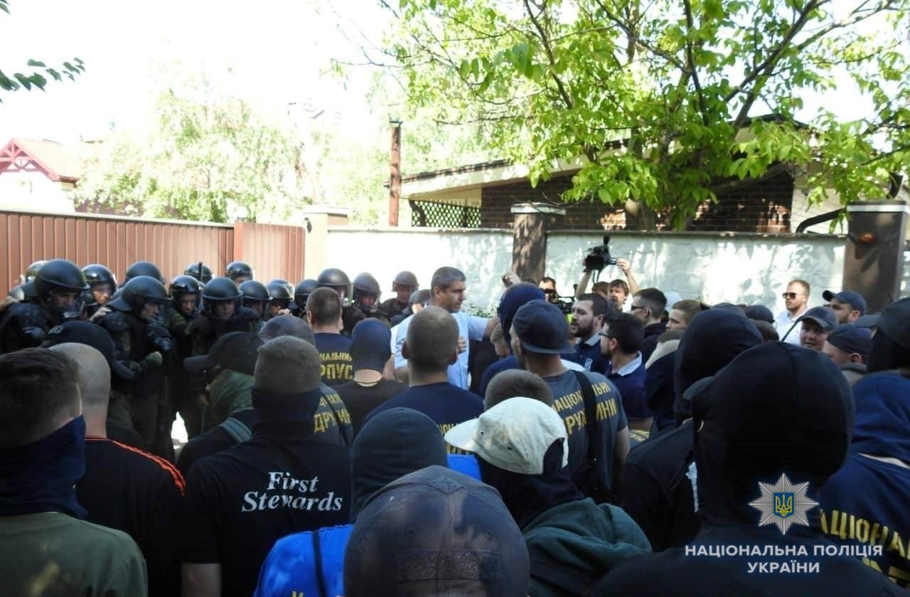 В столкновениях возле дома Левочкина пострадали полицейский и журналист