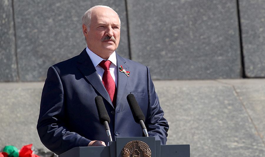 Лукашенко: приходится бороться с «приватизацией» нашей Победы