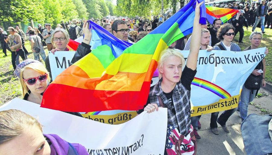 Порошенко ответил на петицию о запрете маршей ЛГБТ