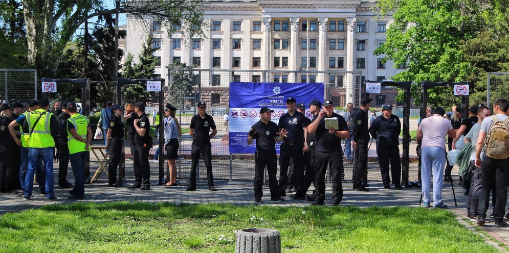 Люди несут цветы к Дому профсоюзов в Одессе