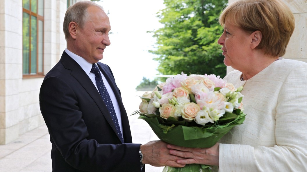 Песков прокомментировал статью о том, что Путин оскорбил Меркель букетом цветов