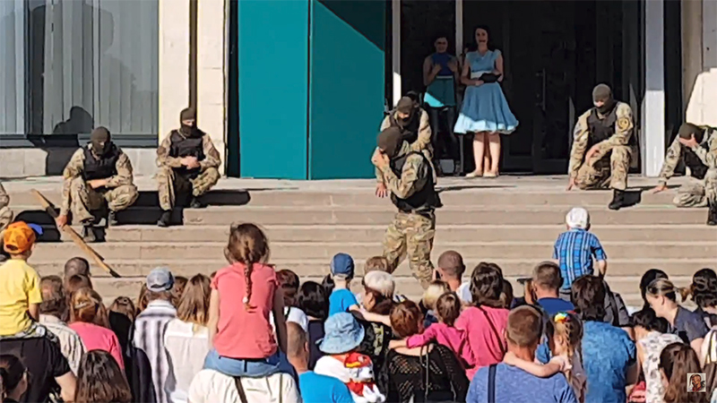 Видео: в Энергодаре спецназ показал «перерезание горла» на детском празднике