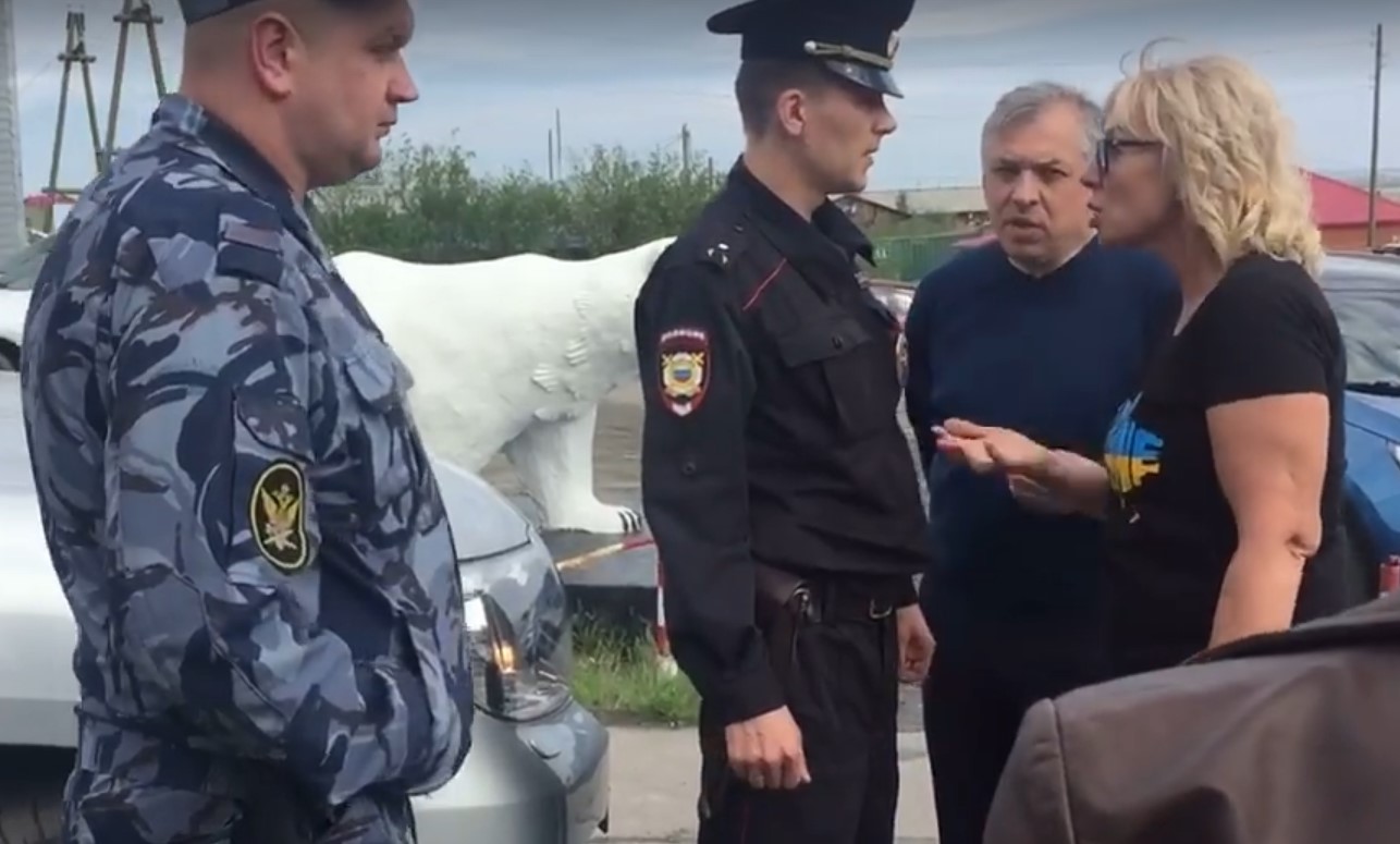 Видео: Денисова пытается попасть в колонию к Сенцову