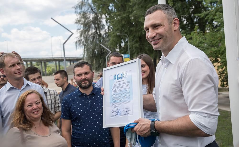 Кличко: семь киевских пляжей имеют награду «Голубой флаг»