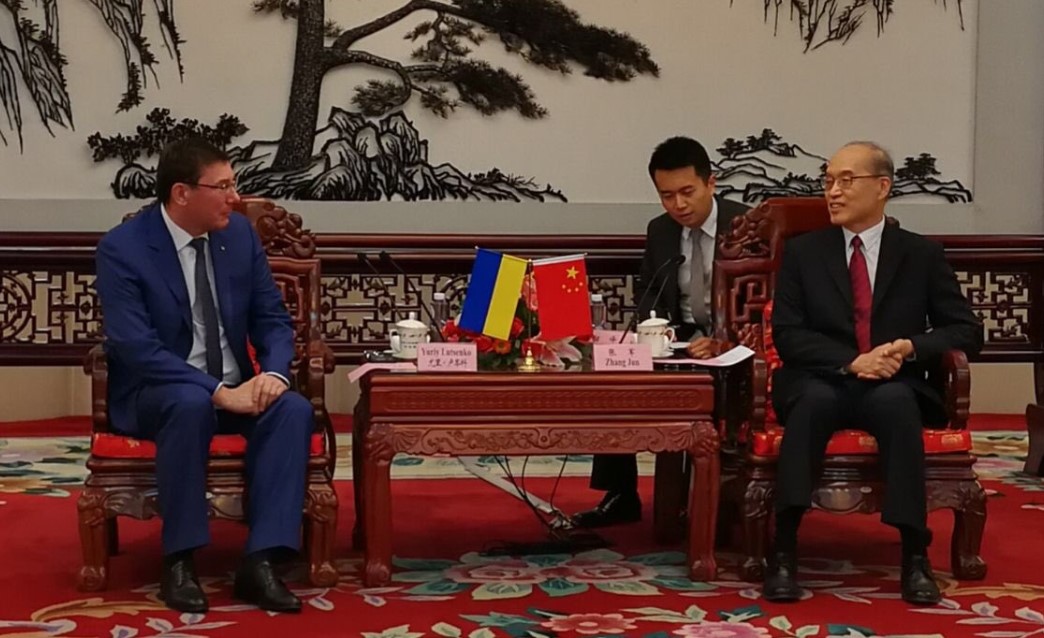 Луценко встретился с генпрокурором Китая