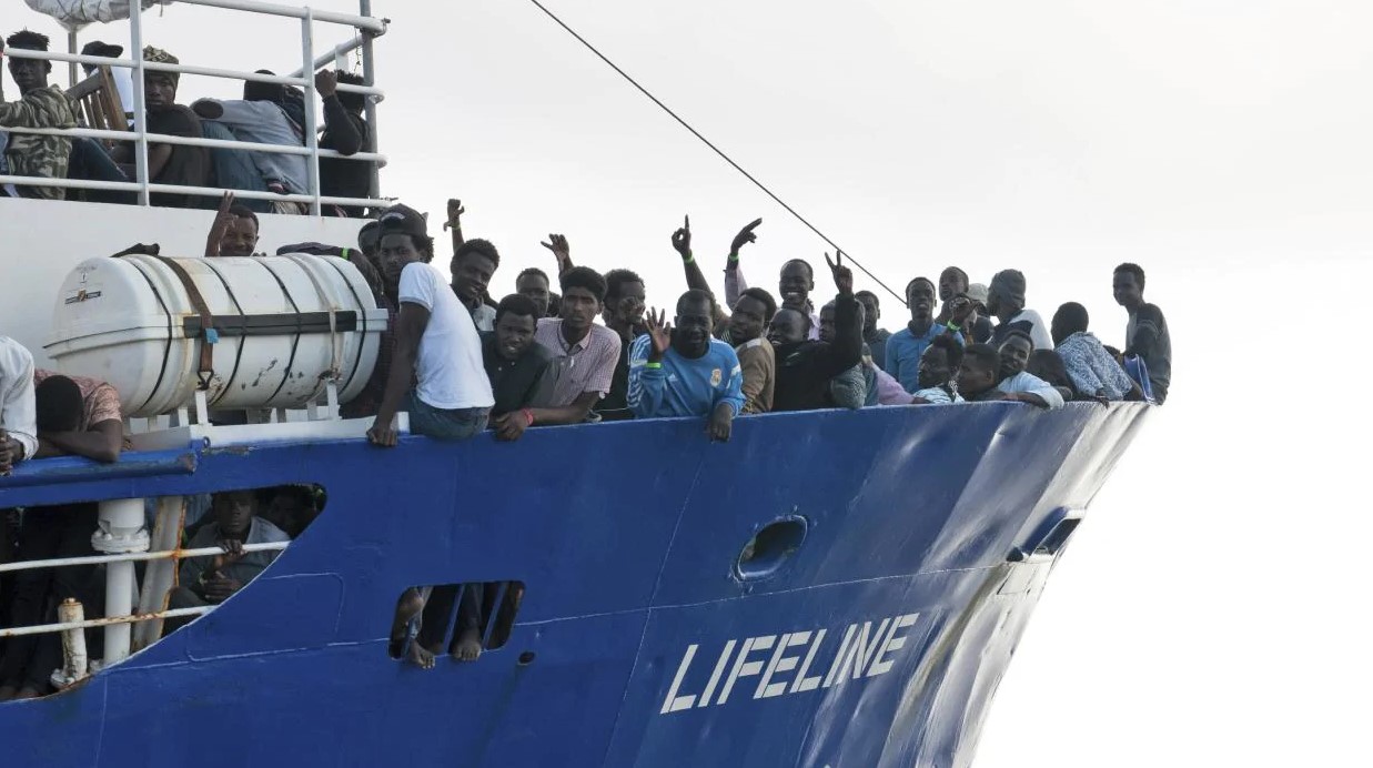 Испания отказалась принять судно Lifeline с мигрантами на борту