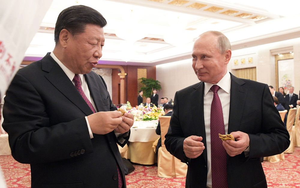 Си Цзиньпин подарил Путину арфу и статуэтку с его лицом