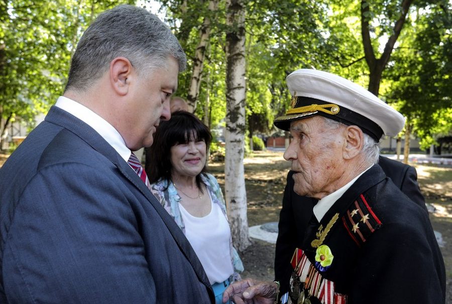 Порошенко вручил орден 100-летнему ветерану