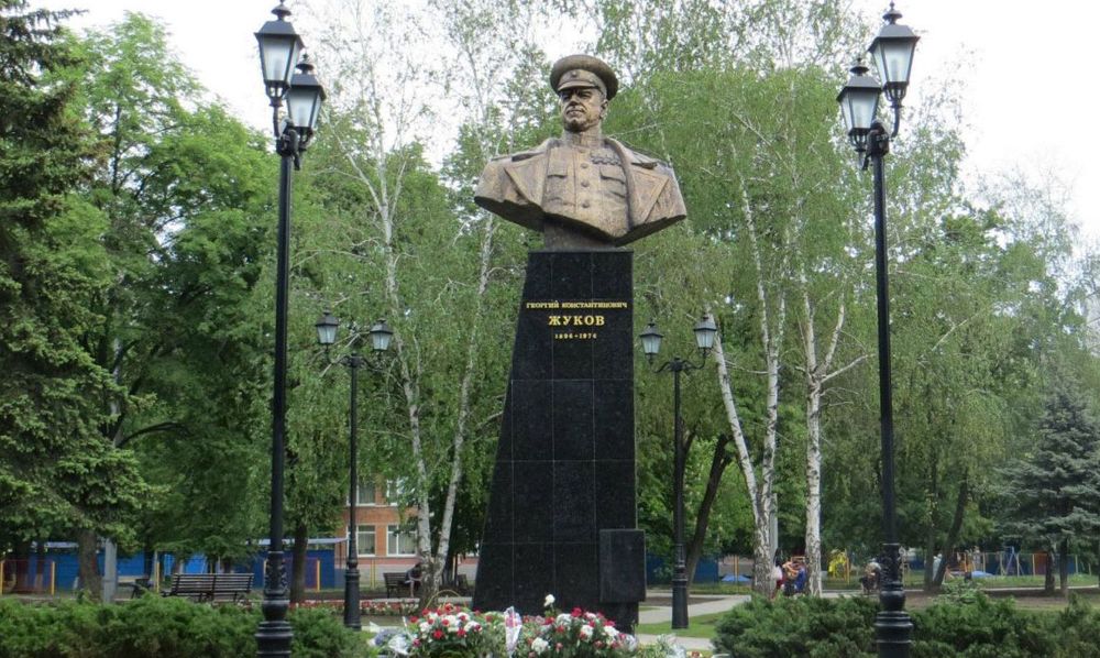 Вятрович разрешил сносить памятники Жукову