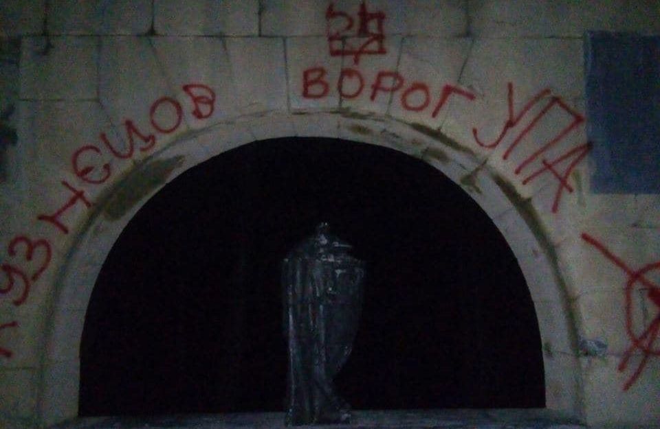 Во Львове вновь разрисовали памятник Кузнецову