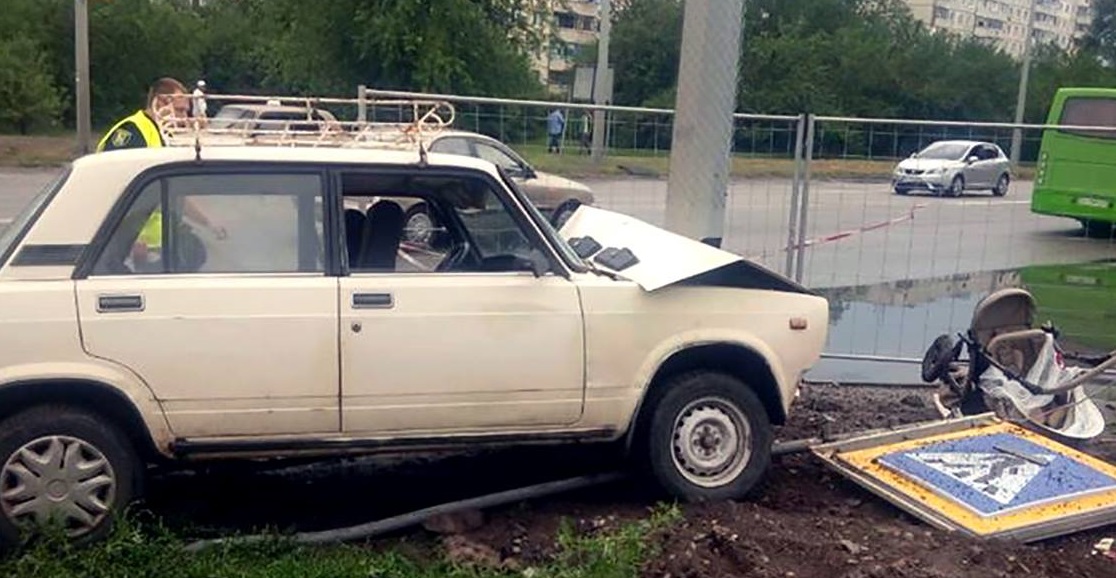 В Харькове машина сбила на тротуаре коляску, ребенок погиб