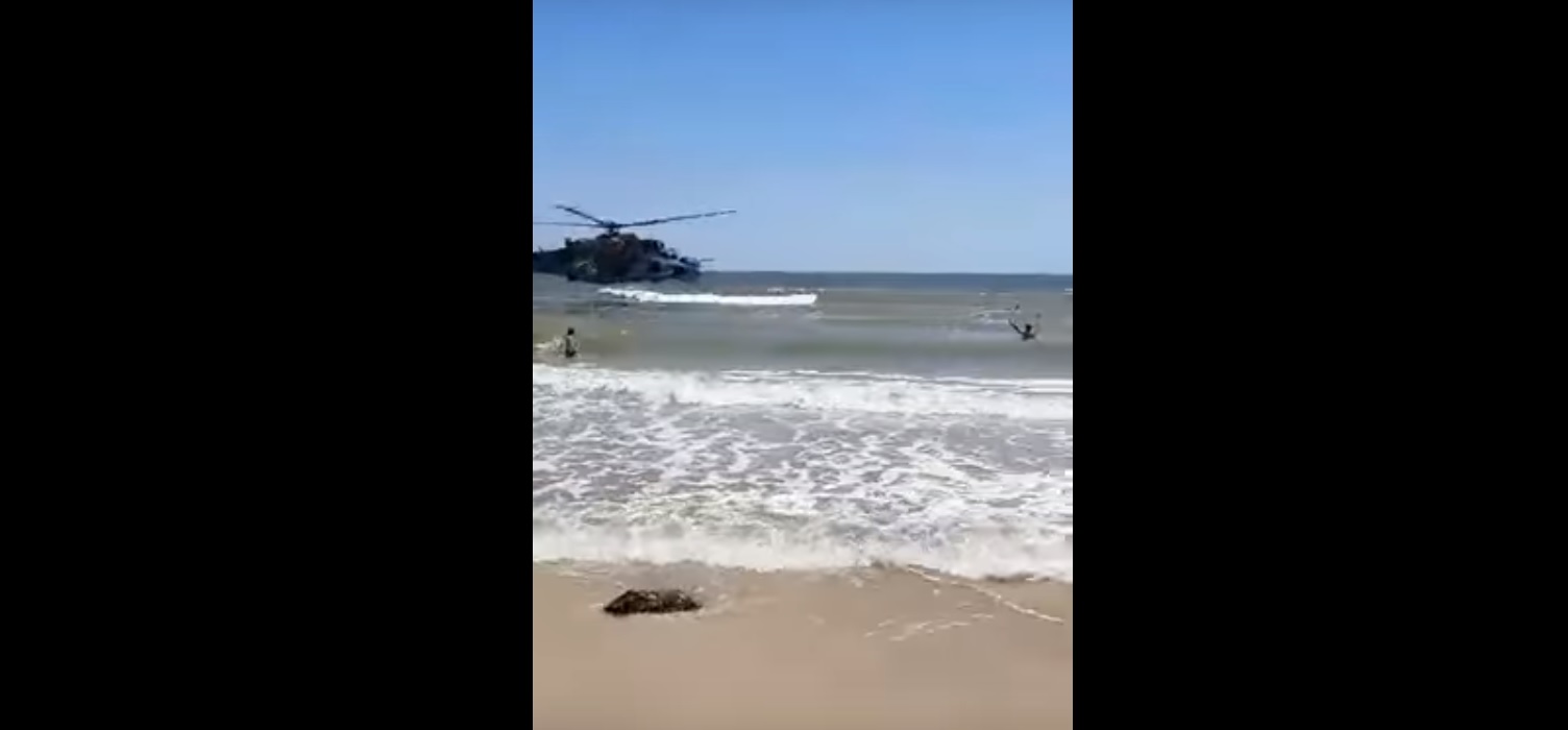 Видео: Военный вертолет пролетел над пляжем в Донецкой области