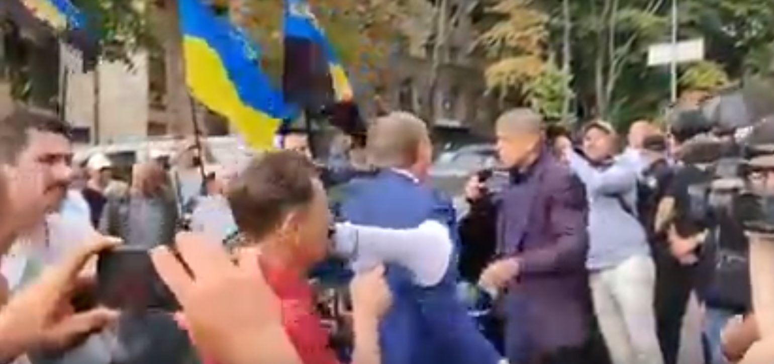 Насалик и нардеп устроили потасовку в центре Киева