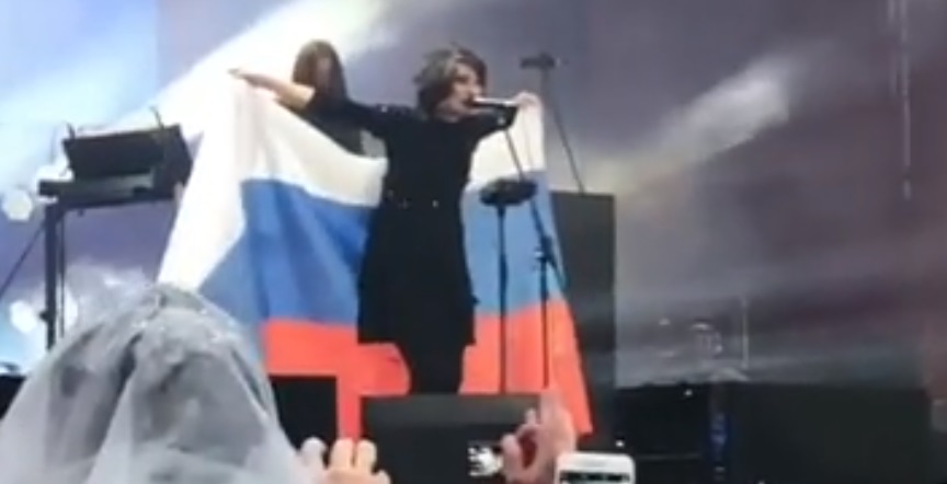 Земфира развернула флаг России на концерте в поддержку сборной