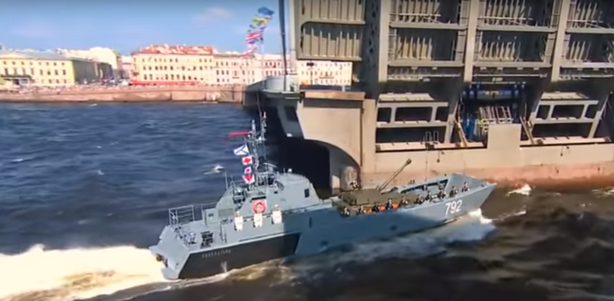 Видео: Корабль врезался в опору моста на параде в Петербурге