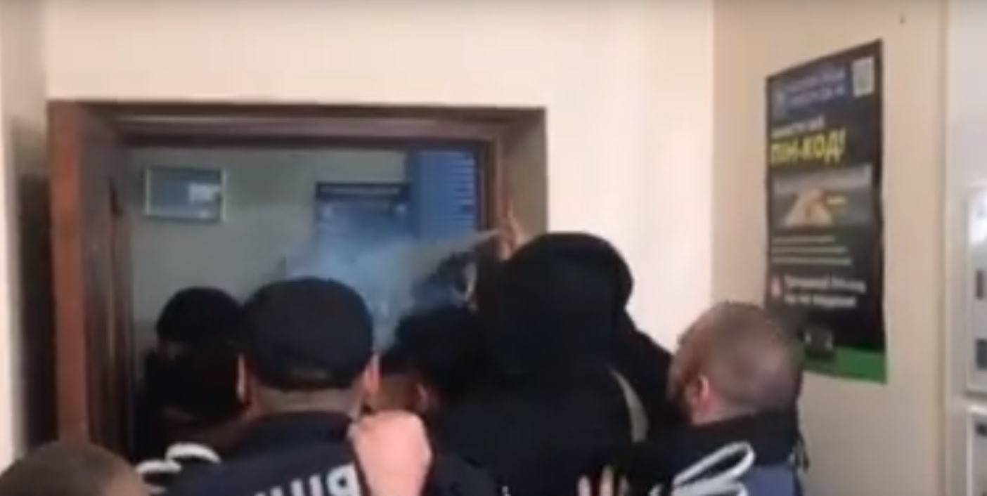 Видео: Полиция применила газ в поселковом совете под Ровно