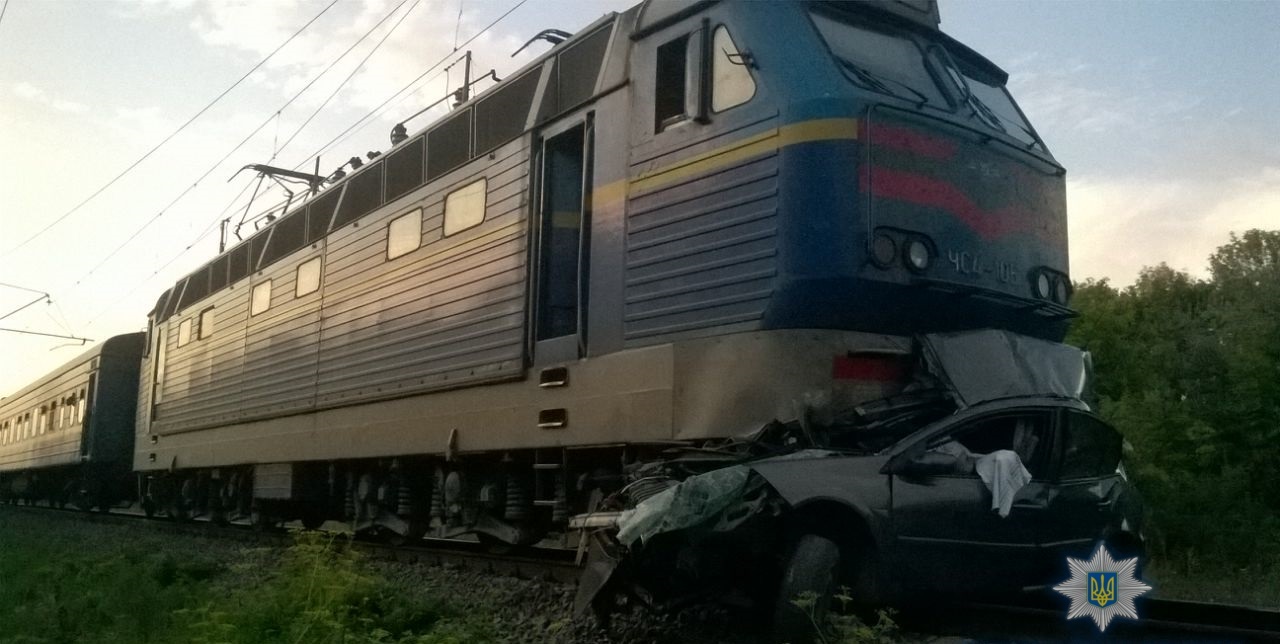 Под Киевом поезд столкнулся с машиной на переезде, погибли супруги-пенсионеры