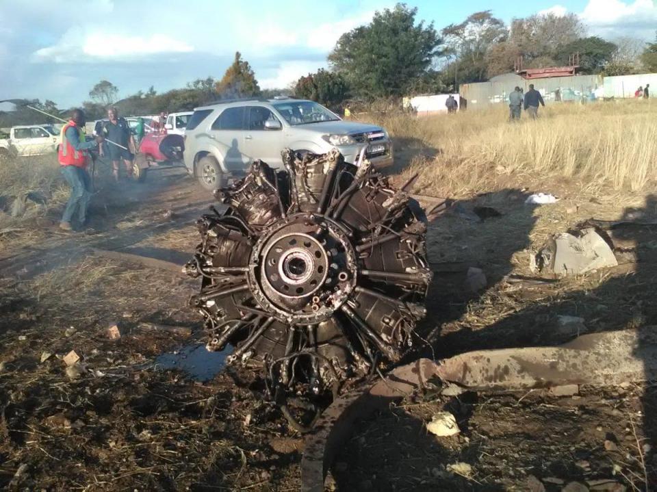 В ЮАР разбился пассажирский самолет, не менее 20 раненых - 1 - изображение