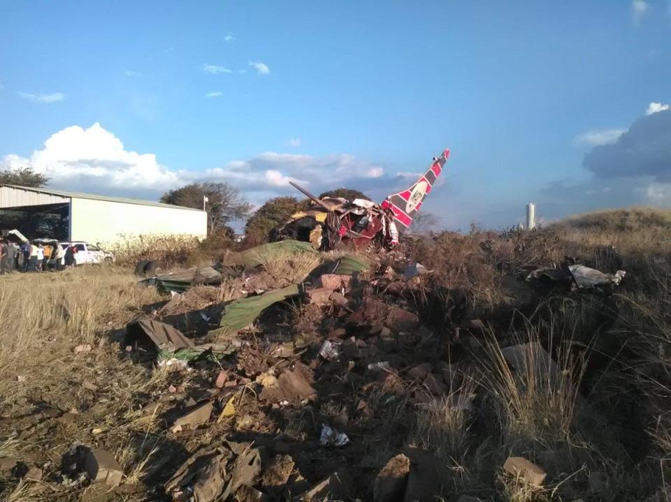 В ЮАР разбился пассажирский самолет, не менее 20 раненых - 2 - изображение