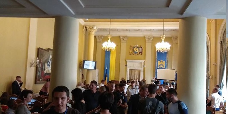 Видео: Нацкорпус ворвался на заседание львовской мэрии