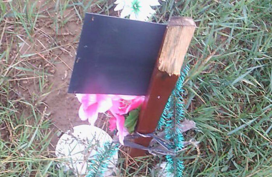 В Одесской области пьяный подросток разбил полсотни крестов на кладбище