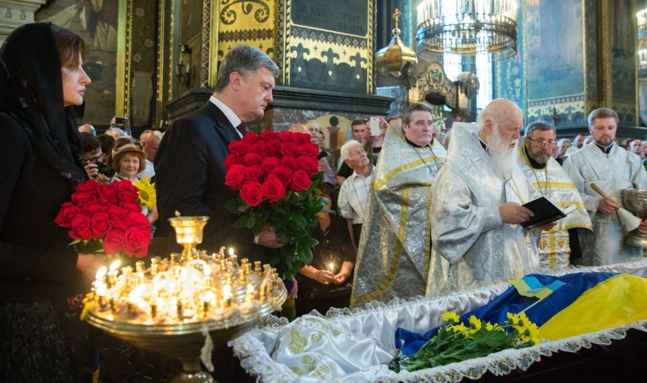 Порошенко: Фразой «Слава Украине!» приветствуют друг друга не только украинцы