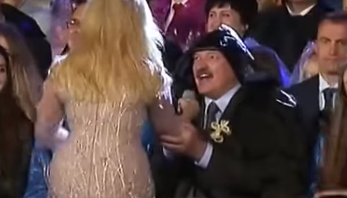 Видео: Лукашенко подпевает Таисии Повалий