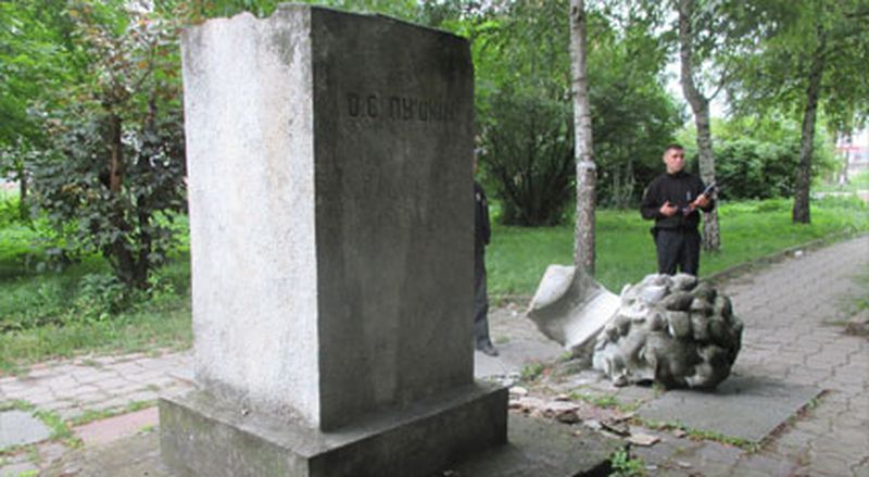 В полиции заявили, что памятник Пушкину на Львовщине разрушился сам