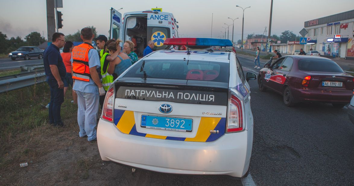 Под Днепром ВАЗ насмерть сбил девушку на переходе и уехал