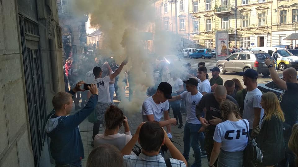 С14 зажгли файера возле суда во Львове