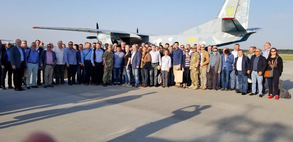 Группа украинских дипломатов посещает Донбасс