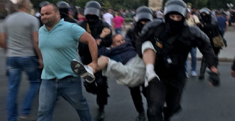 Полиция разогнала антиправительственный митинг в центре Кишинева