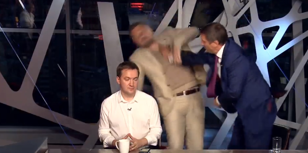 Видео: Мосийчук упал в прямом эфире после удара Шахова