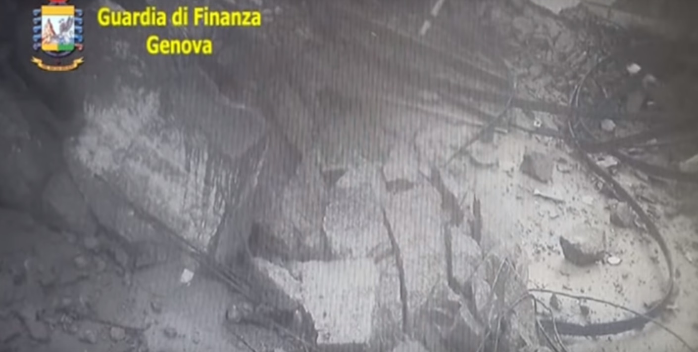 Опубликовано видео обрушения моста в Генуе