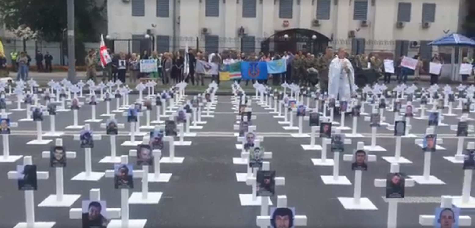 Протестующие устроили «кладбище» на дороге перед посольством России