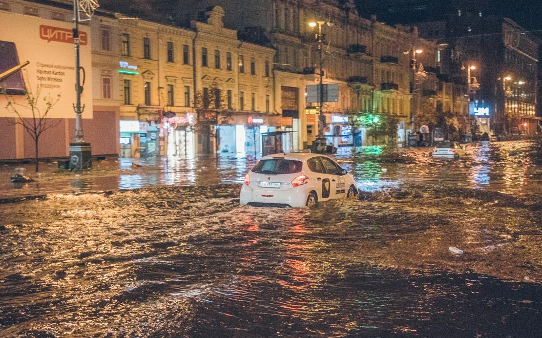 В КГГА объяснили, почему затопило Крещатик