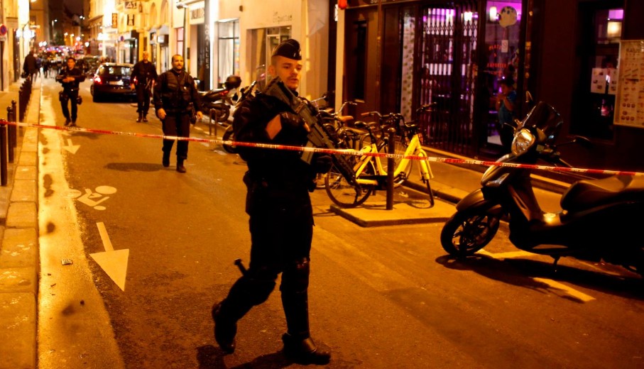 В пригороде Парижа мужчина с ножом напал на прохожих: двое погибших