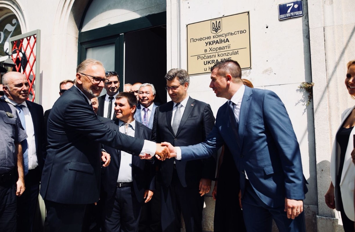 В Хорватии открыли консульство Украины с ошибкой на табличке