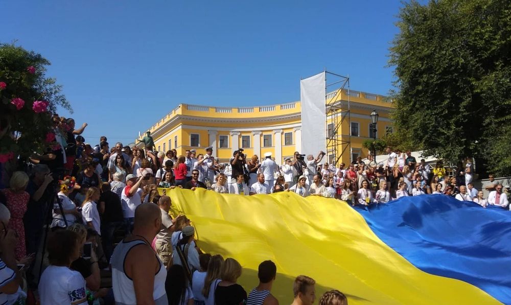 В Одессе развернули флаг над Потемкинской лестницей