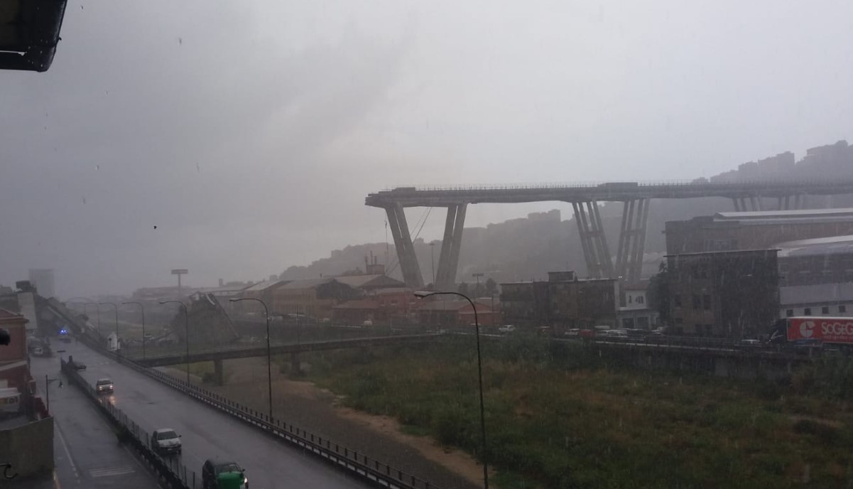 В Генуе обрушился автомобильный мост