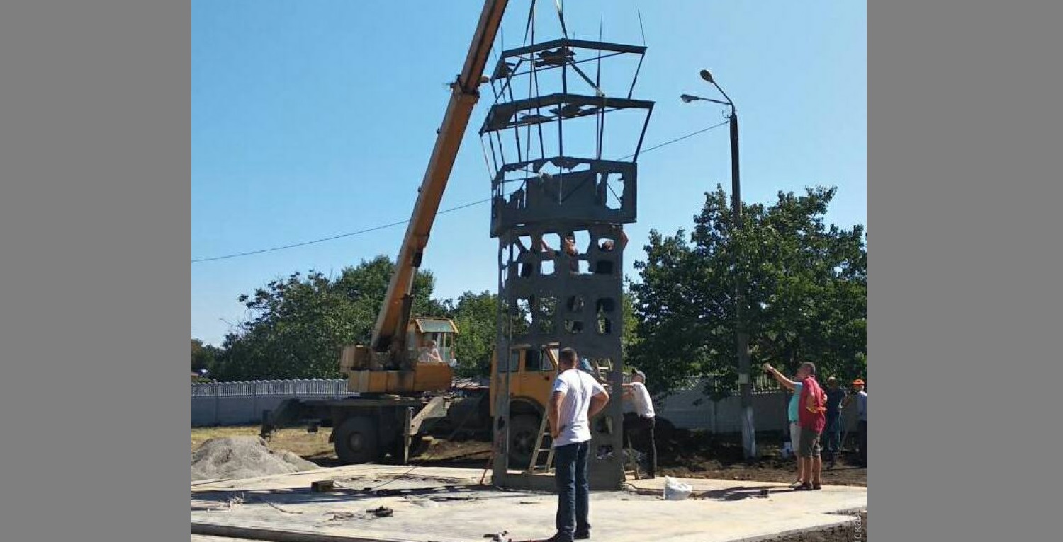 Под Одессой устанавливают памятник в виде башни Донецкого аэропорта
