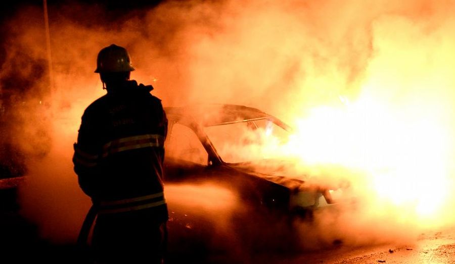 В Швеции люди в масках подожгли почти сто автомобилей