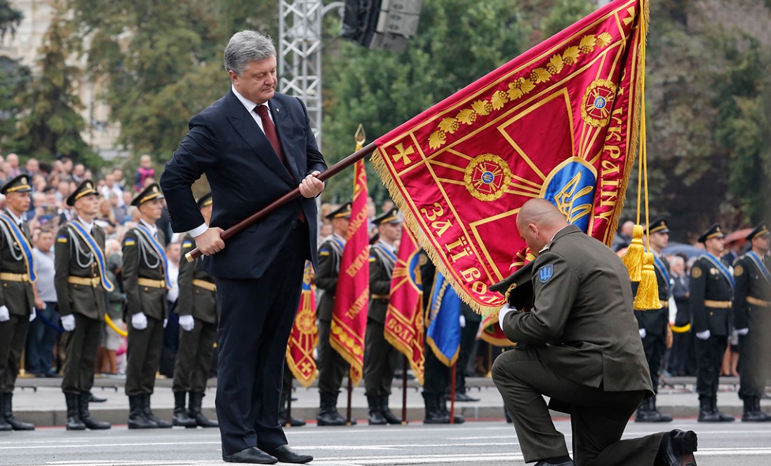 Порошенко поручил законодательно закрепить воинское приветствие «Слава Украине»