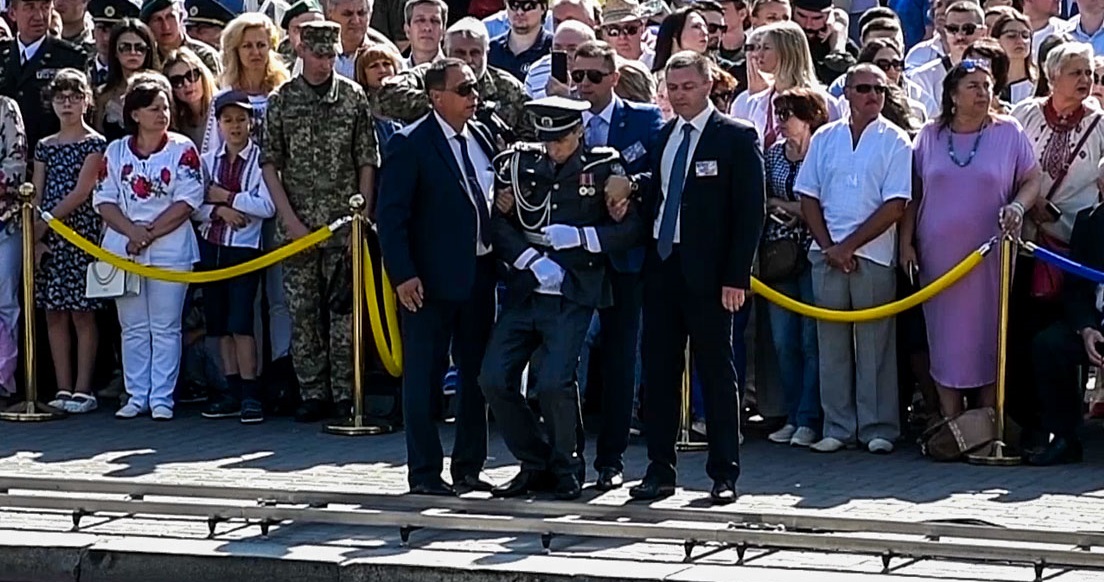 Появилось видео, как солдату стало плохо во время речи Порошенко